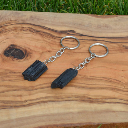 Turmalin Schörl Schlüsselanhänger aus natürlichem schwarzem Turmalin, ideal als Schutzstein und Glücksbringer.
