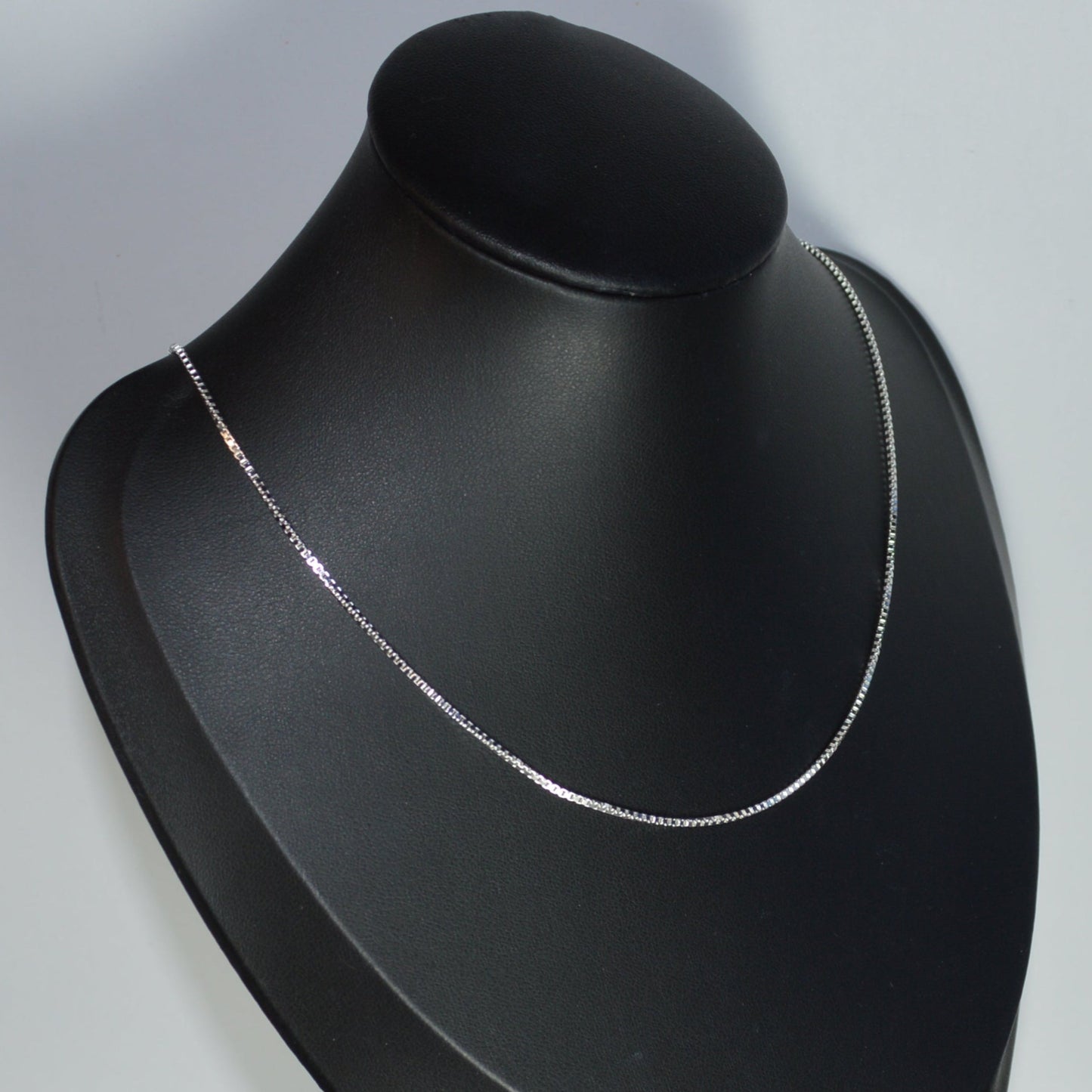 Venezianer Kette 925 Sterlingsilber, 45 cm, seitliche Ansicht auf Büste – elegant und langlebig.