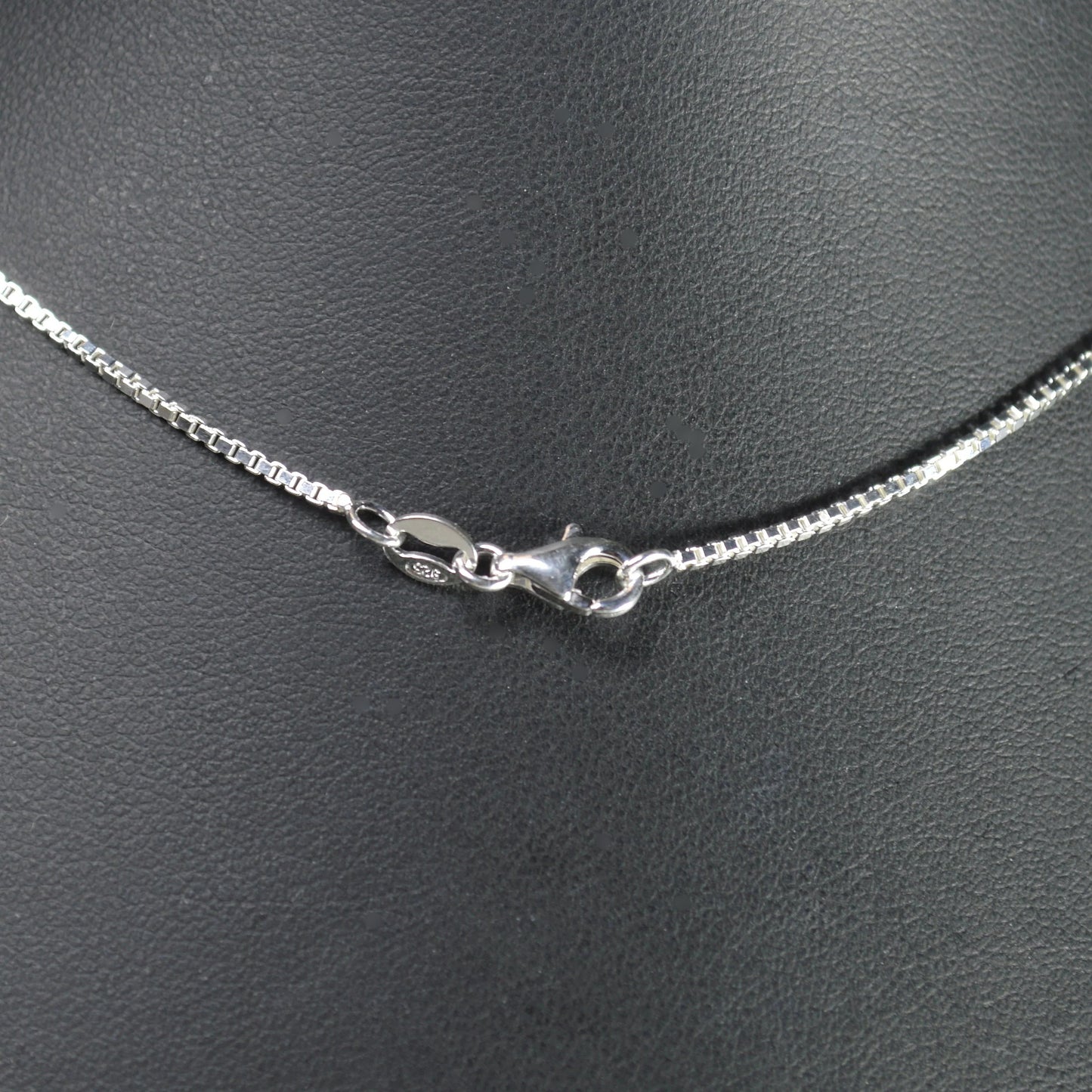 Karabiner-Verschluss der Venezianer-Kette in 925 Sterlingsilber, einfach zu öffnen und zu schließen.