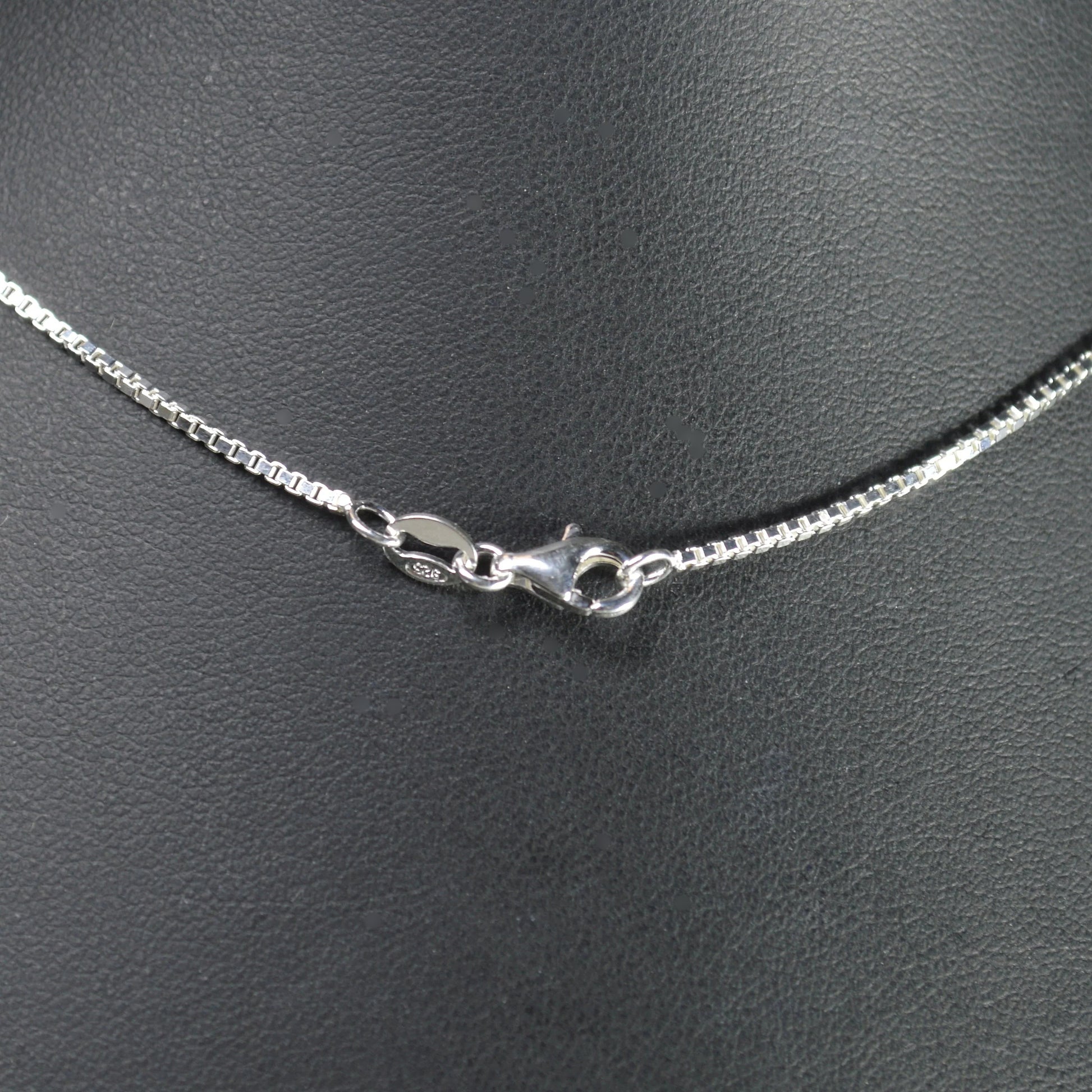 Karabiner-Verschluss der Venezianer-Kette in 925 Sterlingsilber, einfach zu öffnen und zu schließen.