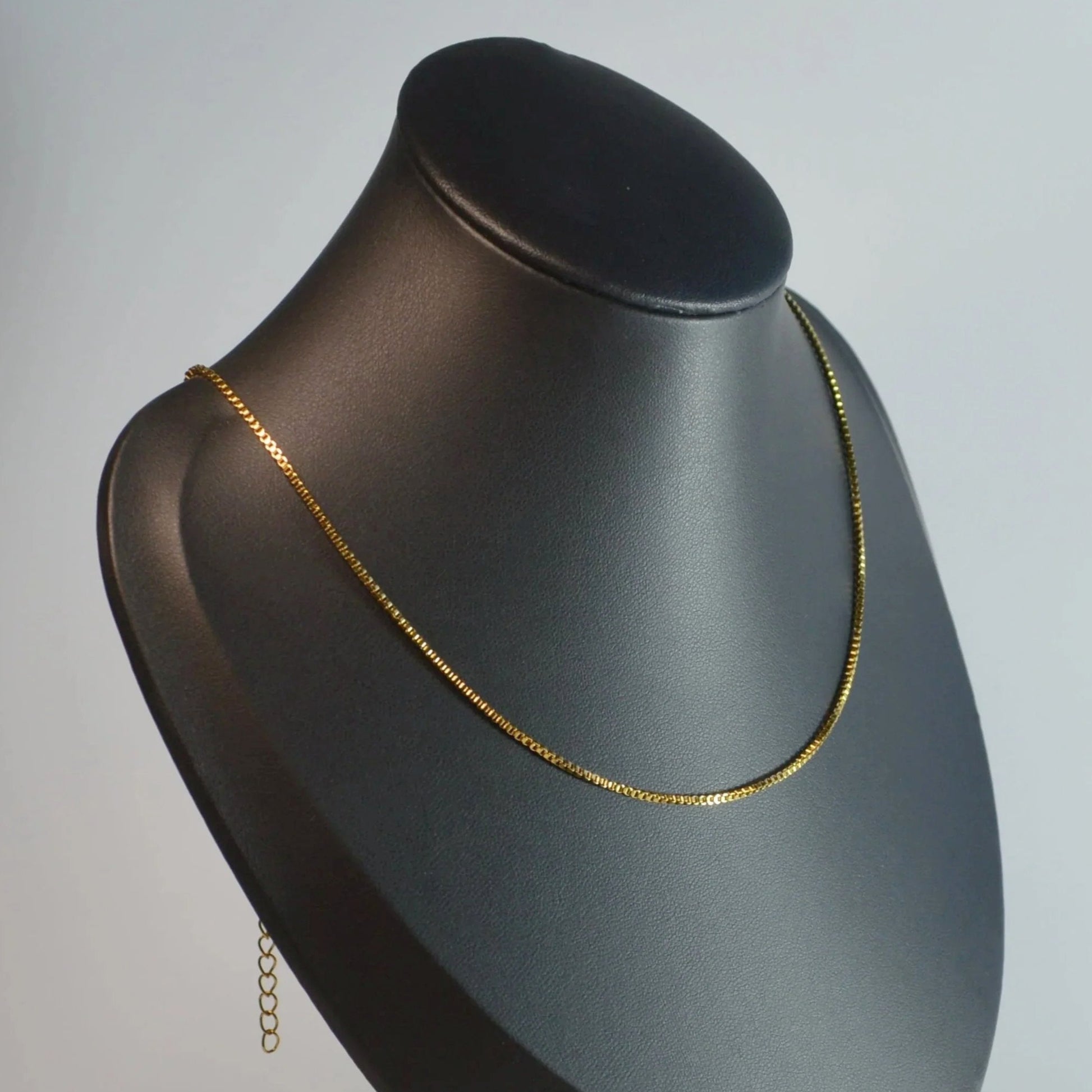 Edelstahl-Venezianer-Kette Gold, 45 + 5 cm, seitliche Ansicht auf Büste – langlebig, elegant und verstellbar.