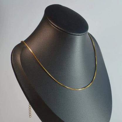 Edelstahl-Venezianer-Kette Gold, 45 + 5 cm, seitliche Ansicht auf Büste – langlebig, elegant und verstellbar.