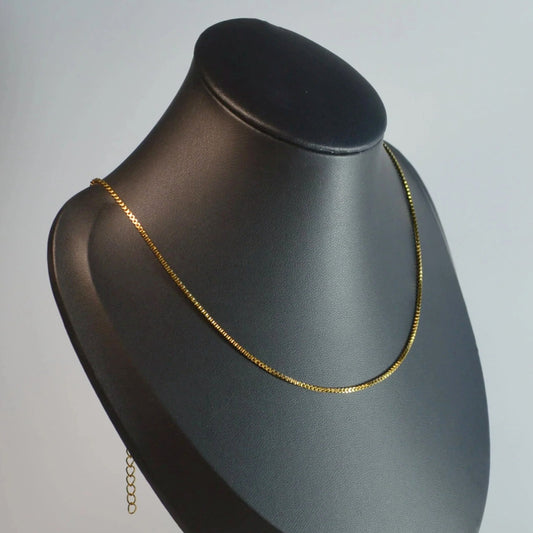 Edelstahl-Venezianer-Kette Gold, 45 + 5 cm, seitliche Ansicht auf Büste – langlebig, elegant und verstellbar.