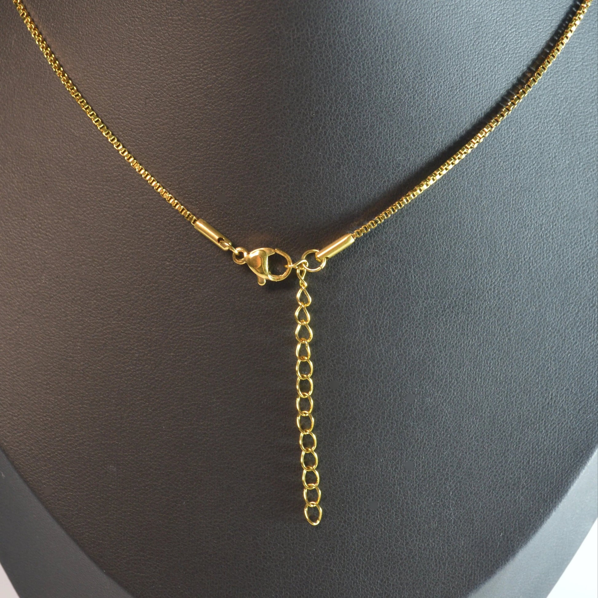 Karabiner-Verschluss der Edelstahl-Venezianer-Kette Gold, 45 + 5 cm – stabil, einfach zu öffnen und zu schließen.