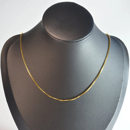 Edelstahl-Venezianer-Kette Gold, 45 + 5 cm, auf Büste, Vorderansicht – verstellbar und perfekt kombinierbar mit unseren Anhängern.