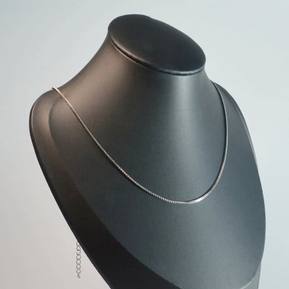 Edelstahl-Venezianer-Kette Silber, 45 + 5 cm, seitliche Ansicht auf Büste – elegant, langlebig und verstellbar.