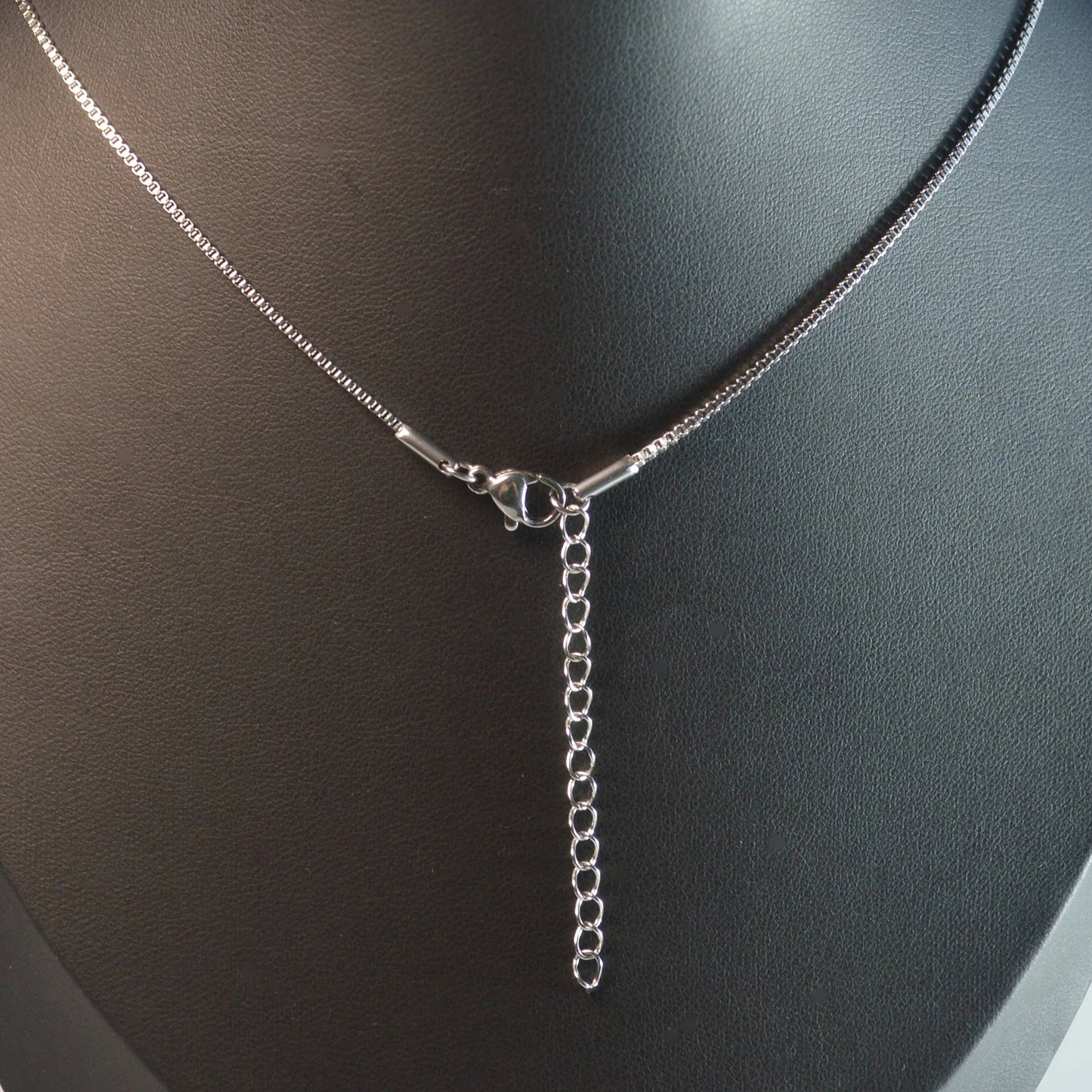 Karabiner-Verschluss der Edelstahl-Venezianer-Kette Silber, 45 + 5 cm – stabil, einfach zu öffnen und zu schließen.