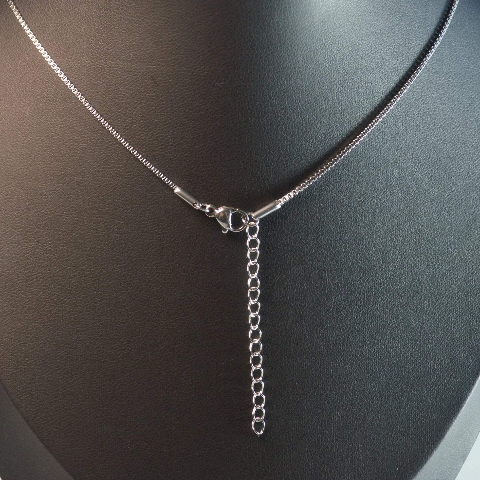 Karabiner-Verschluss der Edelstahl-Venezianer-Kette Silber, 45 + 5 cm – stabil, einfach zu öffnen und zu schließen.