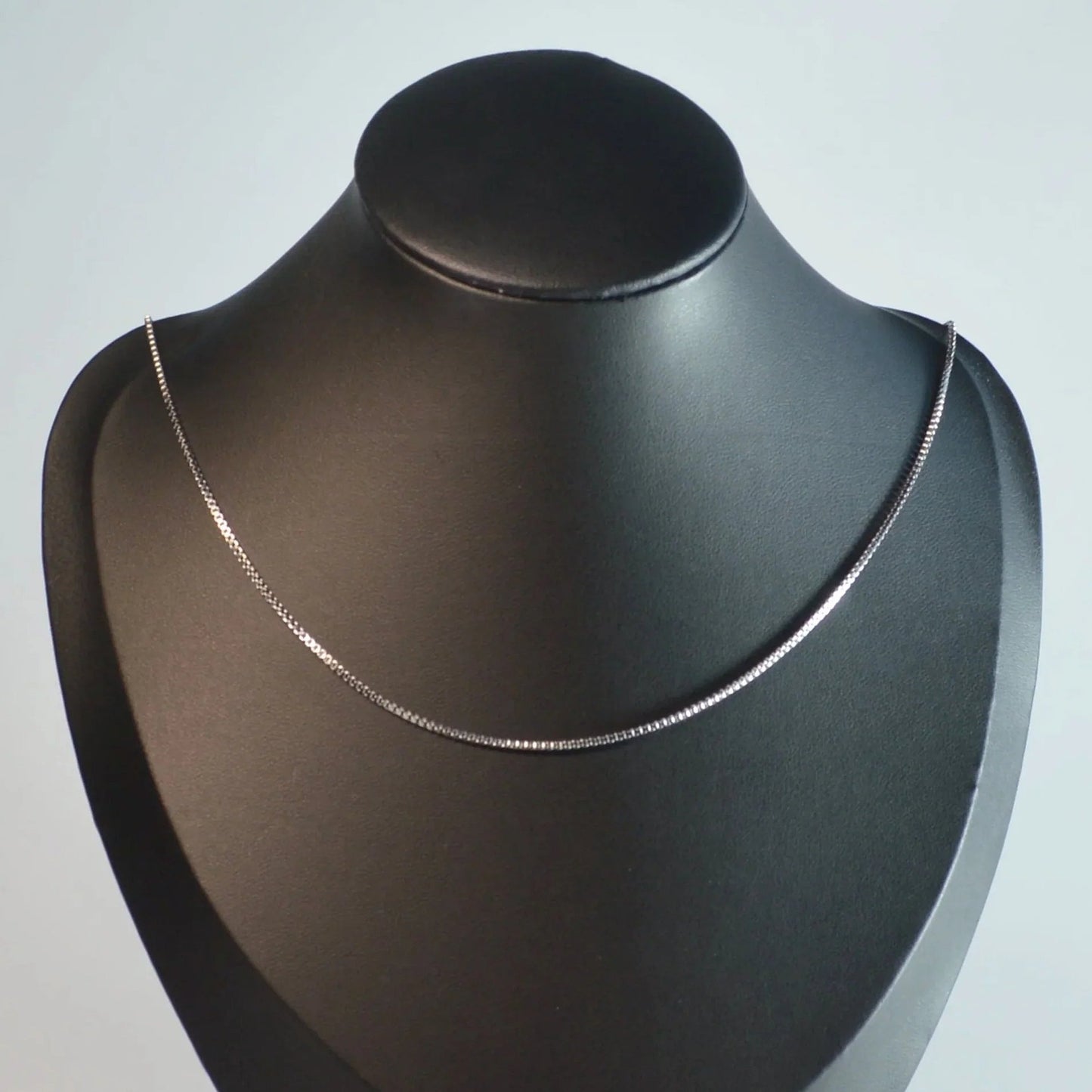 Edelstahl-Venezianer-Kette Silber, 45 + 5 cm, auf Büste, Vorderansicht – verstellbar und ideal kombinierbar mit unseren Anhängern.