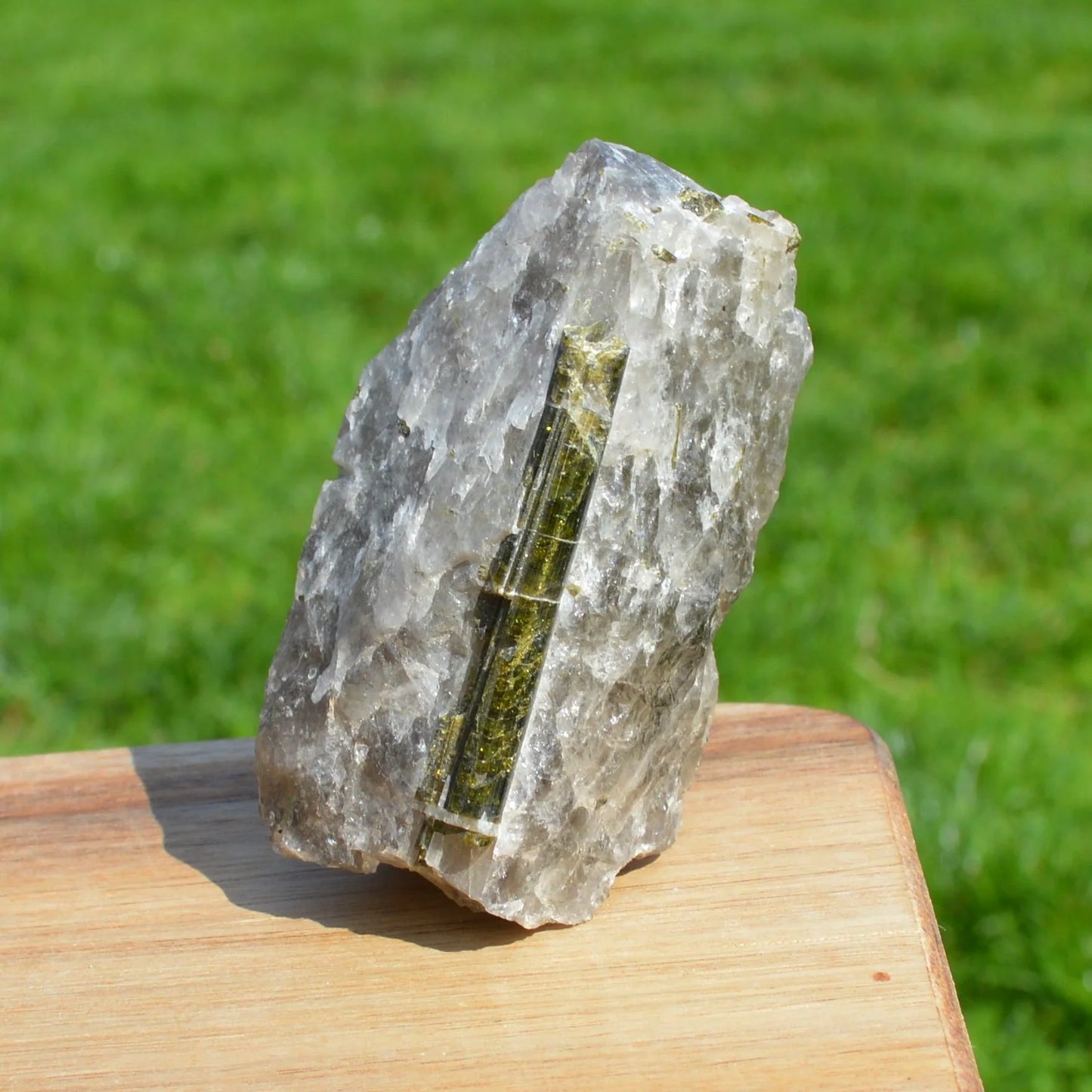Verdelith-Turmalin in Rauchquarz Stufe