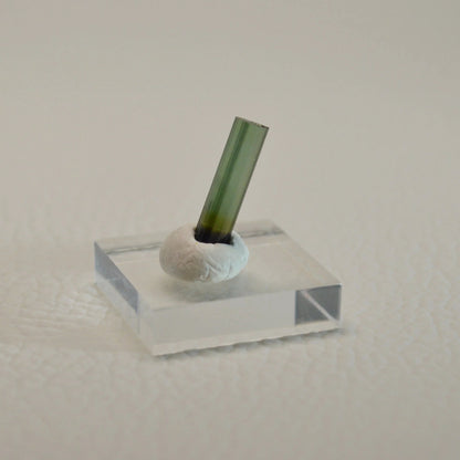 Verdelith-Turmalin auf Acrylsockel