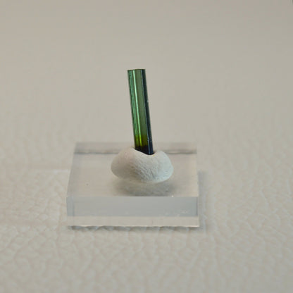 Verdelith-Turmalin auf Acrylsockel