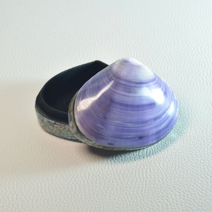 Handgefertigte violette Muschel Schmuckschatulle mit Perlmutt, ideal zur Aufbewahrung von Schmuckstücken.
