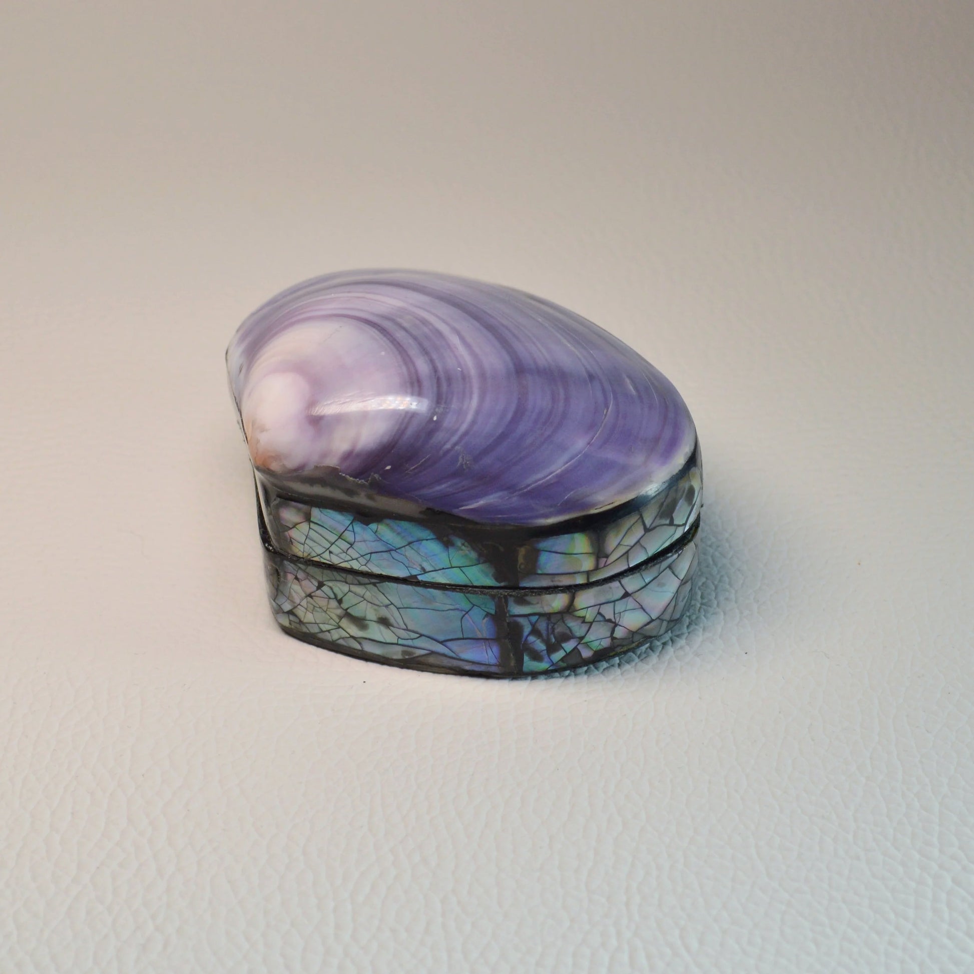 Hochwertige violette Muschel Schmuckschatulle mit Perlmutt, verantwortungsvoll geerntet.