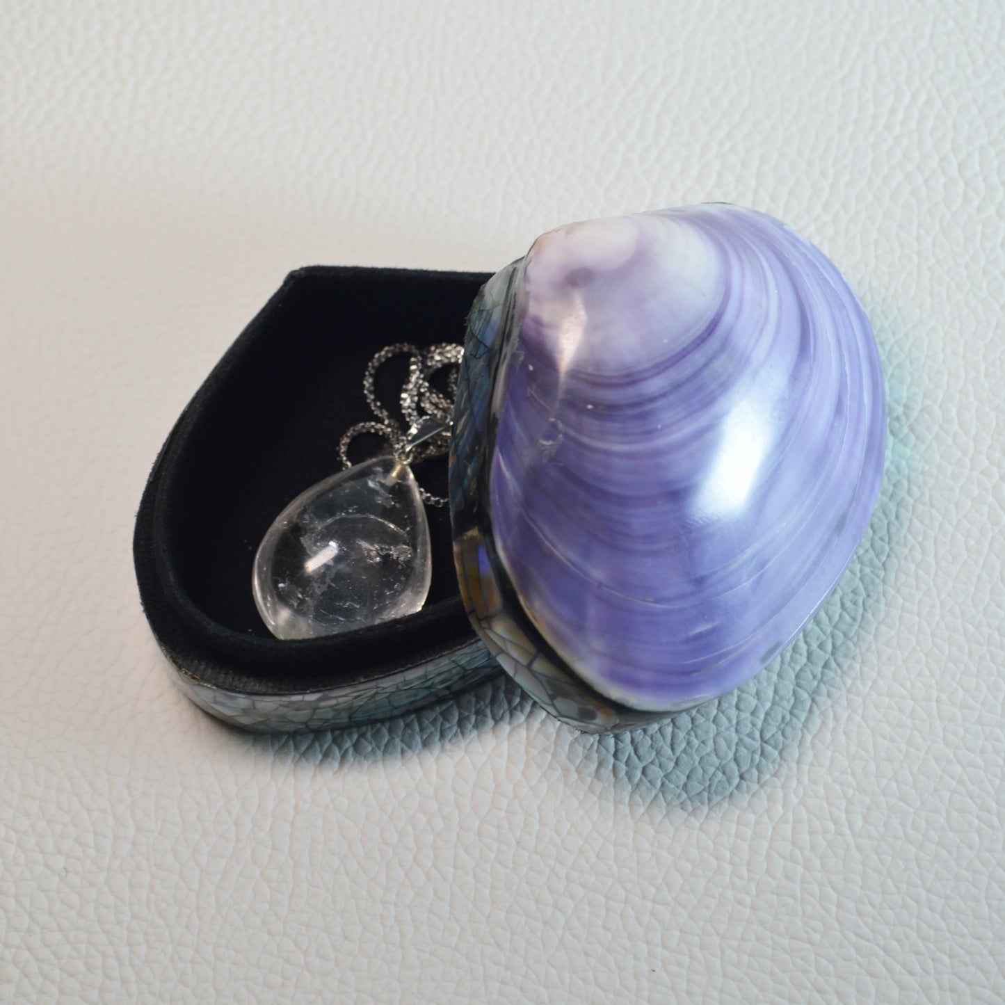 Kleine Schmuckdose aus violetter Muschel und echtem Perlmutt, perfekt für Ringe, Ohrringe und Ketten. Verwendungsbeispiel.