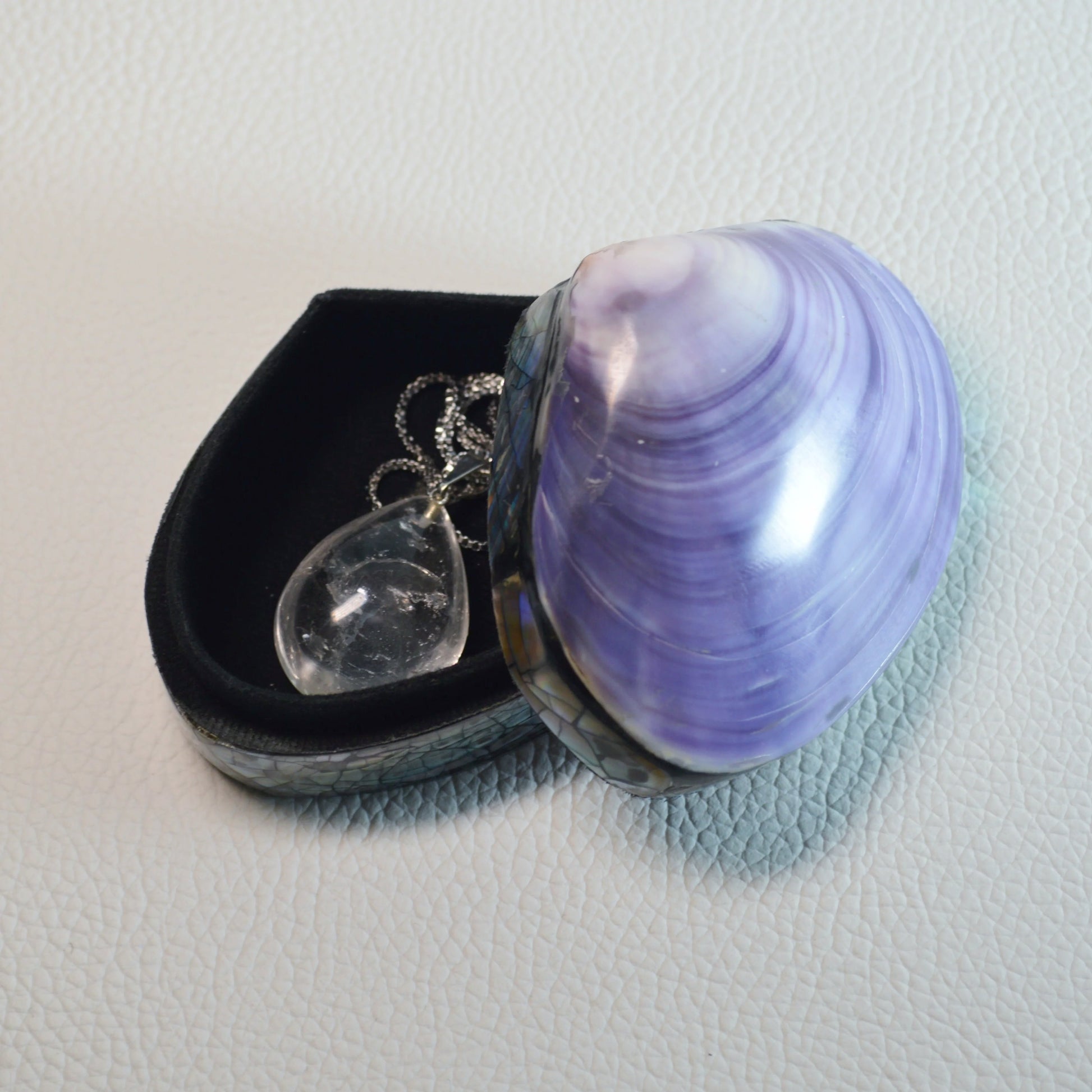 Kleine Schmuckdose aus violetter Muschel und echtem Perlmutt, perfekt für Ringe, Ohrringe und Ketten. Verwendungsbeispiel.