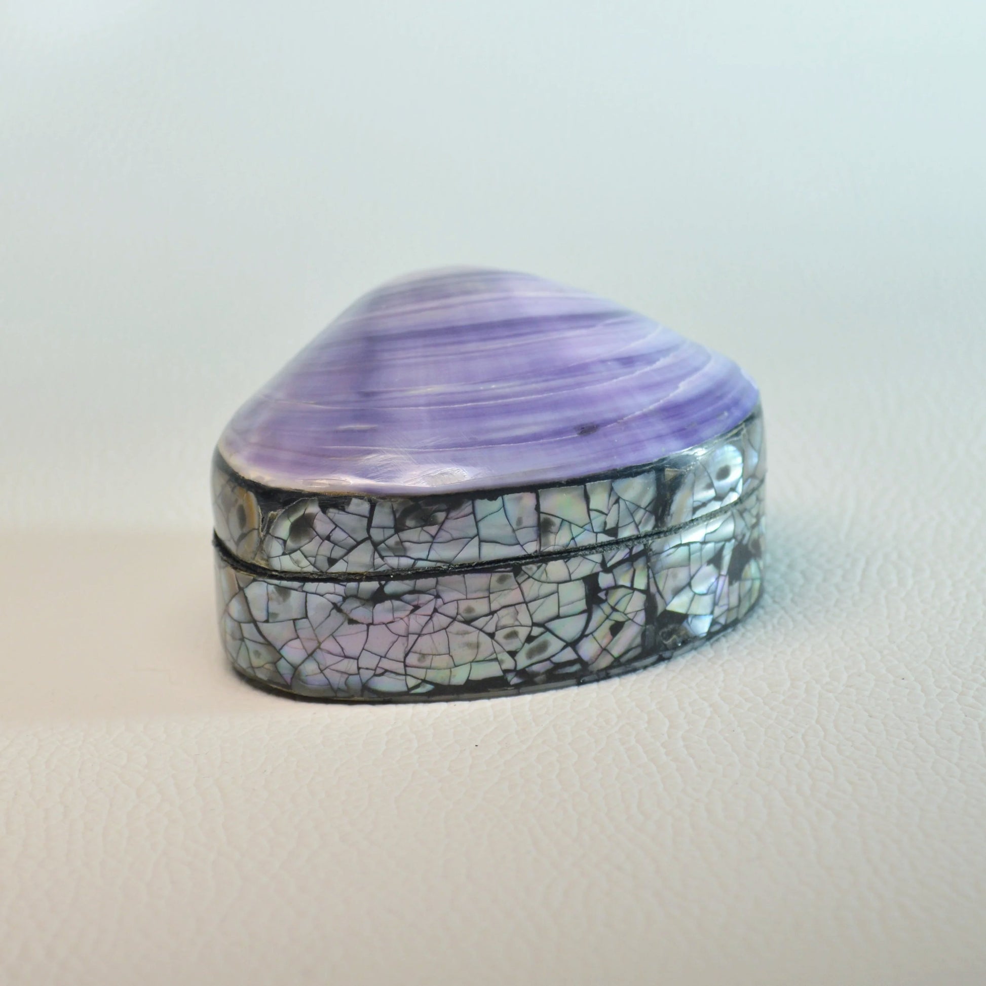 Edle Schmuckdose aus violetter Muschel mit Perlmutt, schwarzer Stoffauskleidung zum Schutz deiner Schmuckstücke.