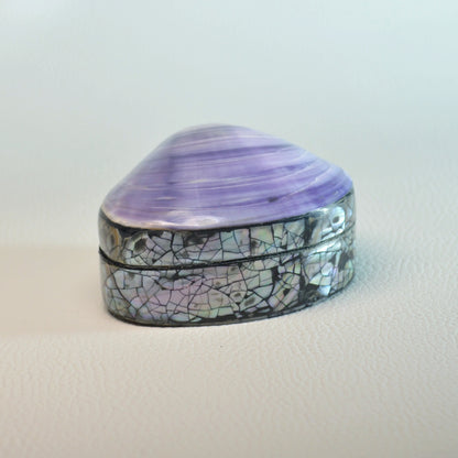 Edle Schmuckdose aus violetter Muschel mit Perlmutt, schwarzer Stoffauskleidung zum Schutz deiner Schmuckstücke.