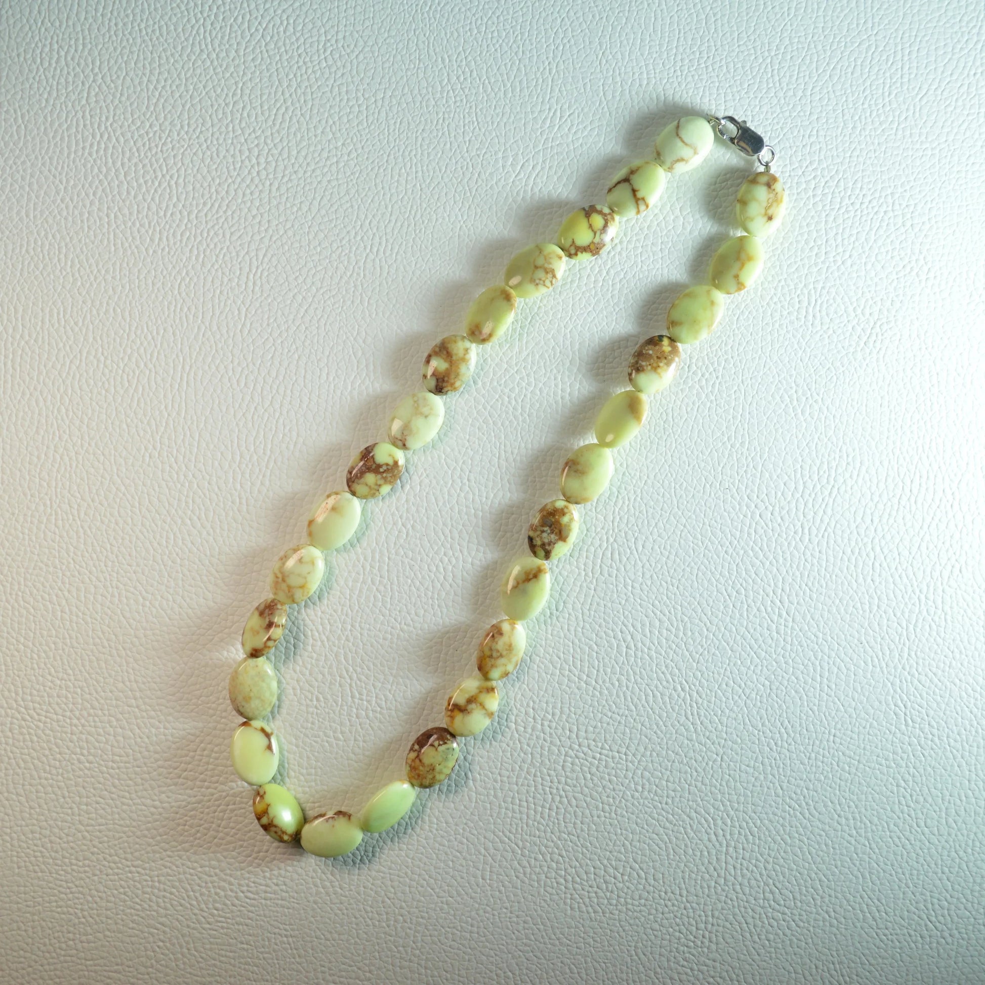 Zitronen Chrysopras Bohnenkette aus echtem Naturstein, Kristallschmuck mit 925 Sterlingsilberverschluss. Gesamtansicht.